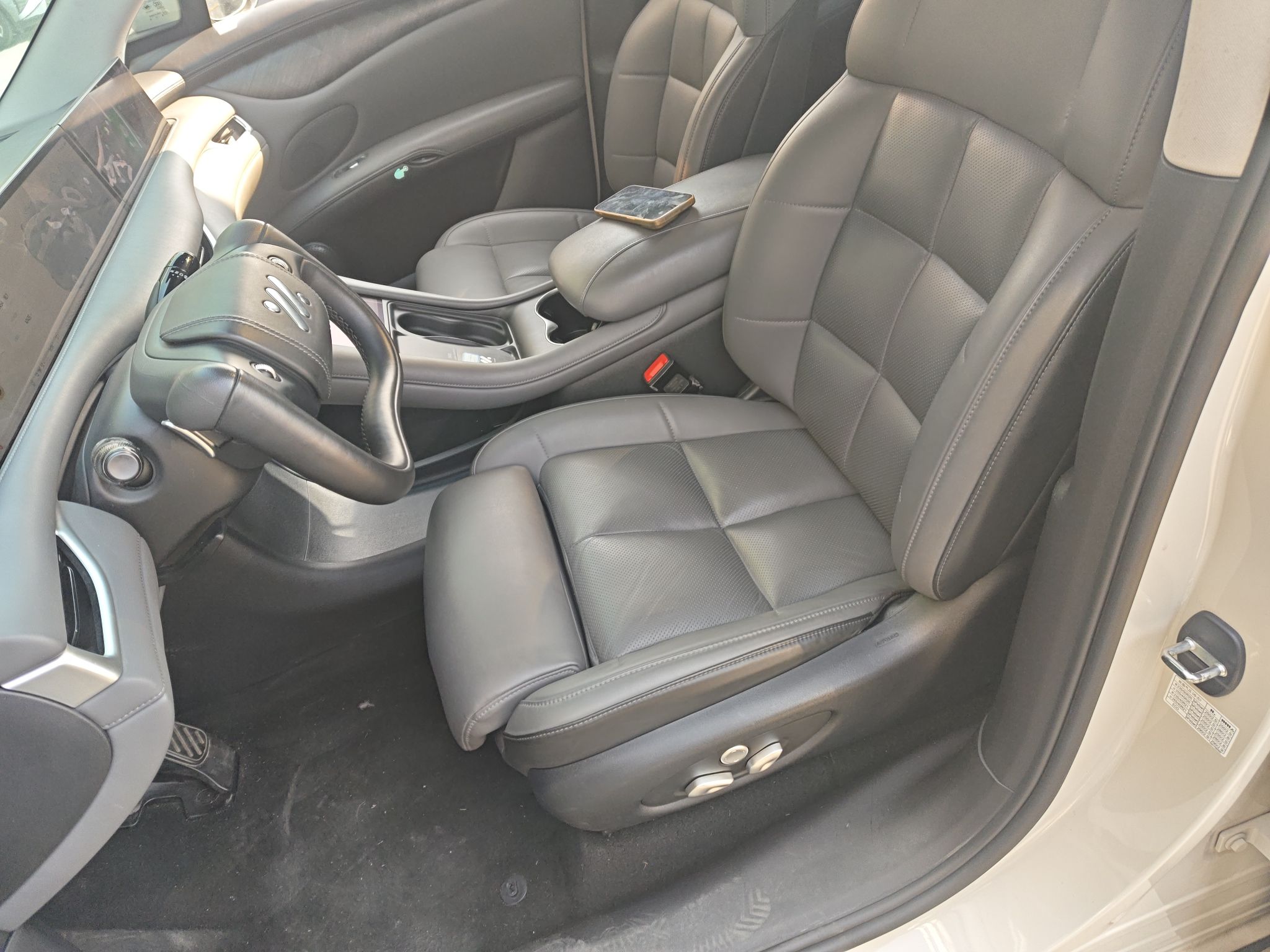 Переднее сиденье в автомобиле