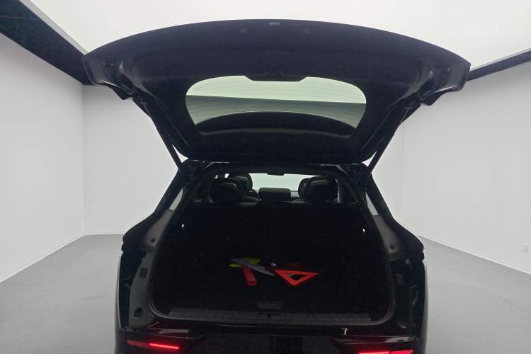 Used Zeekr 7X 2025 100 kWh Long-Range Rear-Wheel Drive with Intelligent Driving Features
