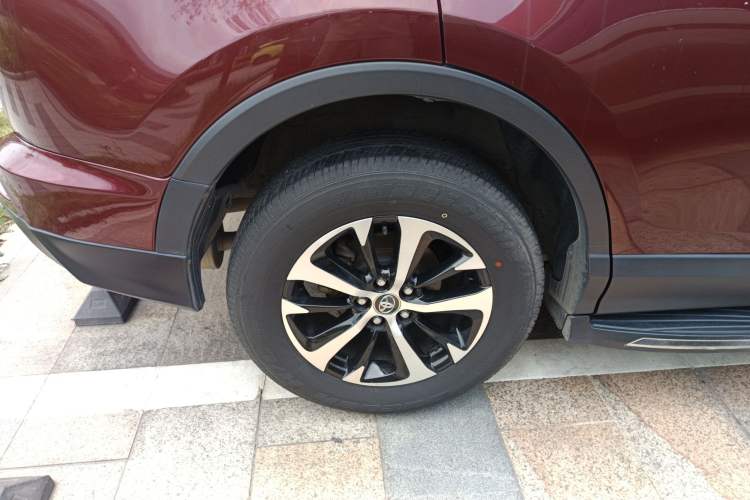 Used Toyota RAV4 2016 2.0L CVT Two-Wheel Drive Fashion Edition China V Standard Right Rear Wheel Hub