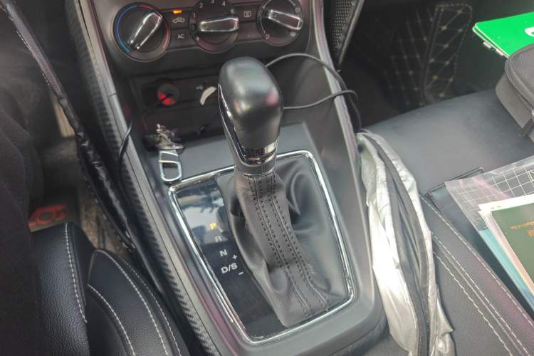 Used MG ZS 2017 1.5L Automatic Luxury Edition Gear Lever