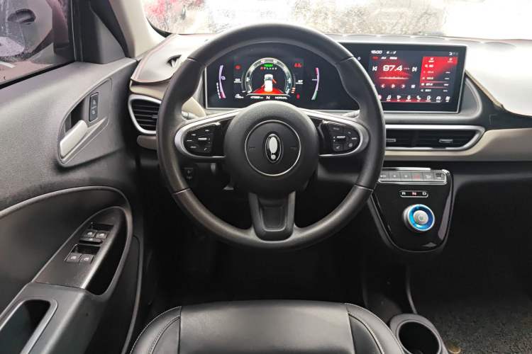 Used ORA White Cat 2022 Xiaoyue Mao Edition 360 km Luxury Model Lithium NMC Steering Wheel