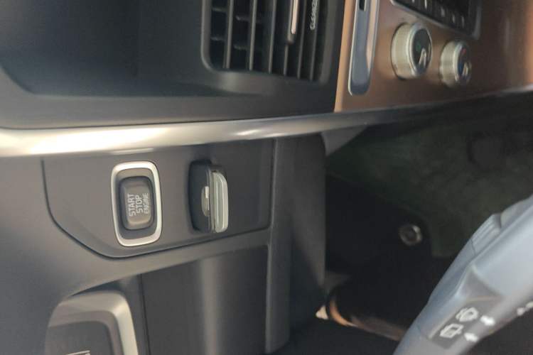 Used Volvo XC60 2017 T5 AWD Smart Upgrade Edition Vehicle Key