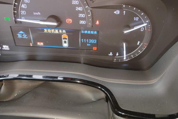 Used Cadillac XT5 2016 25T Luxury Model Odometer Close Up