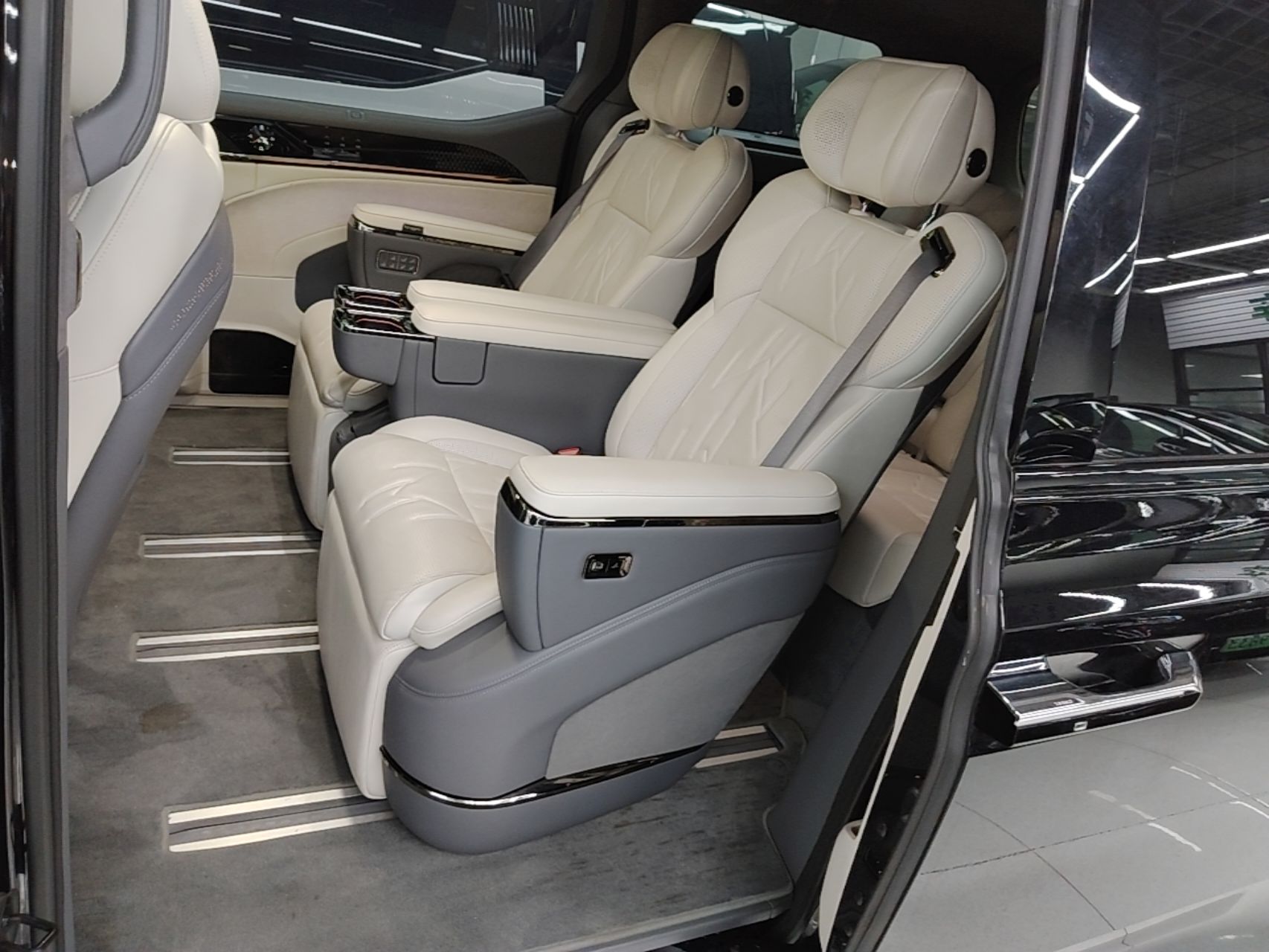 Zeekr 009 2024 Six-Seat Executive Version 4WD 108 kWh — снимка 20