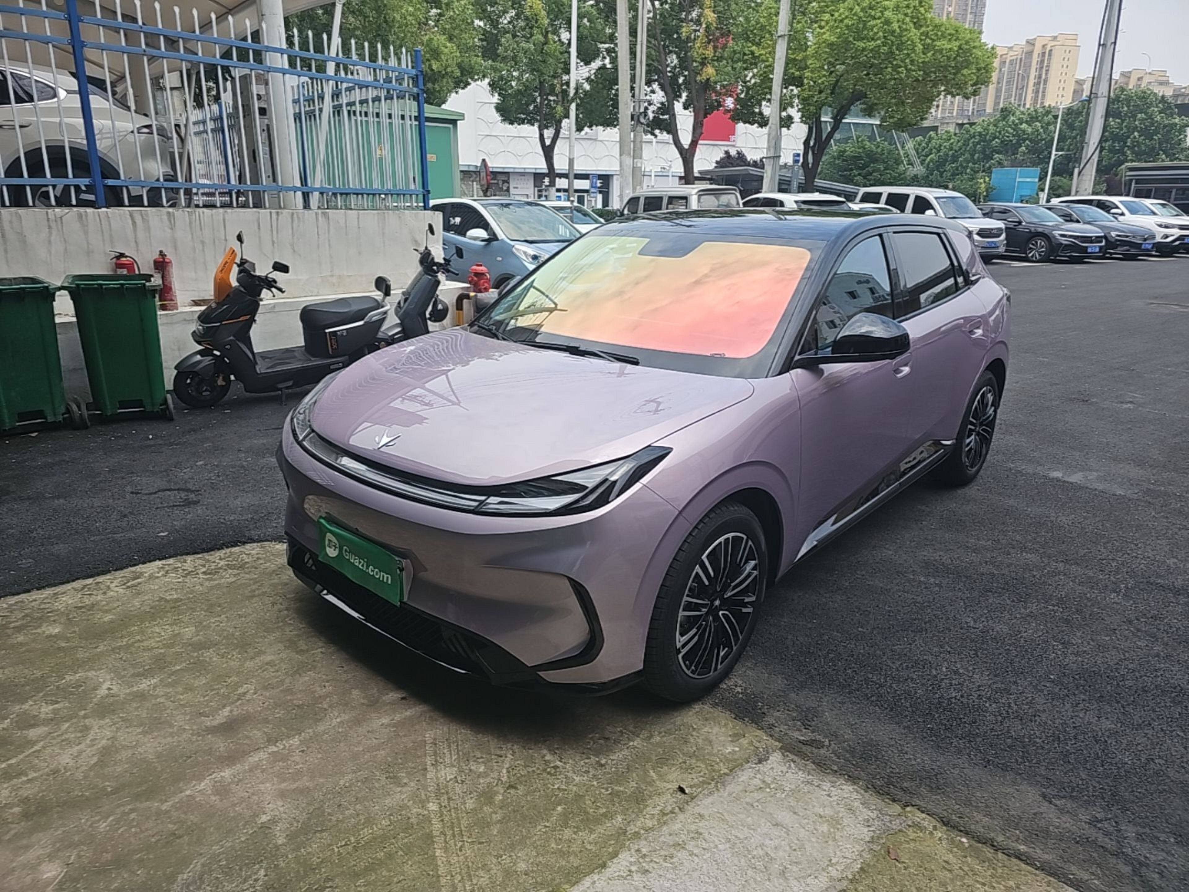 Под передней частью автомобиля