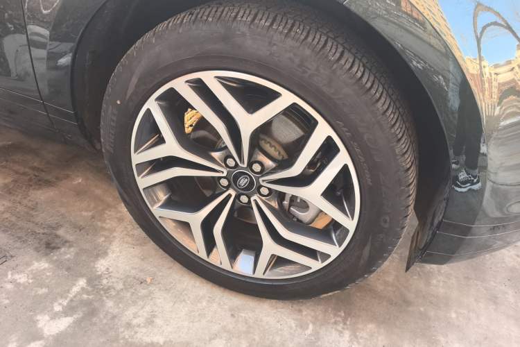 Used Land Rover Range Evoque 2022 Facelifted Aurora L 249 PS R-Dynamic Luxury Edition Right Front Wheel Hub