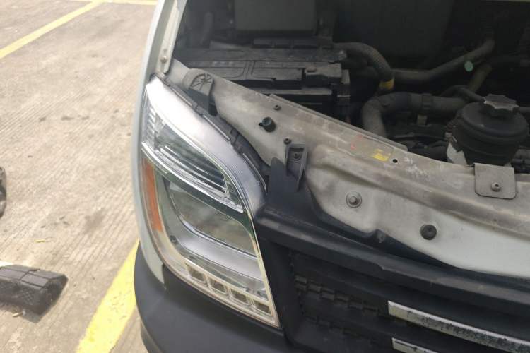 Used SAIC MAXUS Xintu V80  Right Front Headlight