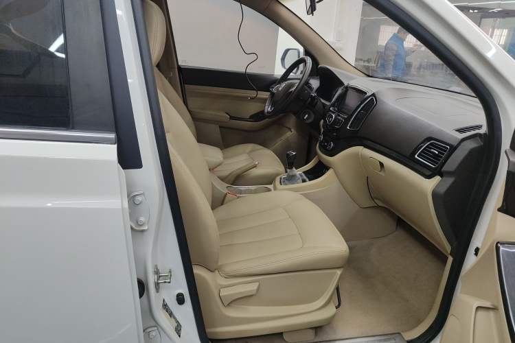 Used Baojun 730 2014 1.5L Manual Luxury Navigation ESP Version 7 Seats