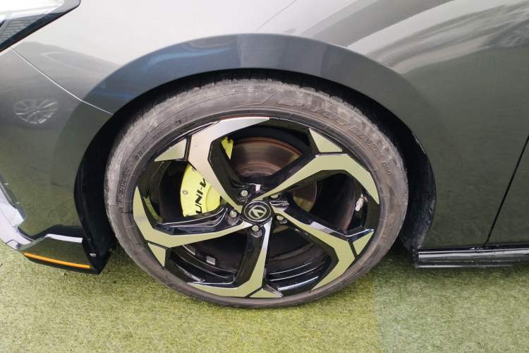 Used CHANGAN UNI-V 2023 1.5T Sport Edition Left Front Wheel Hub