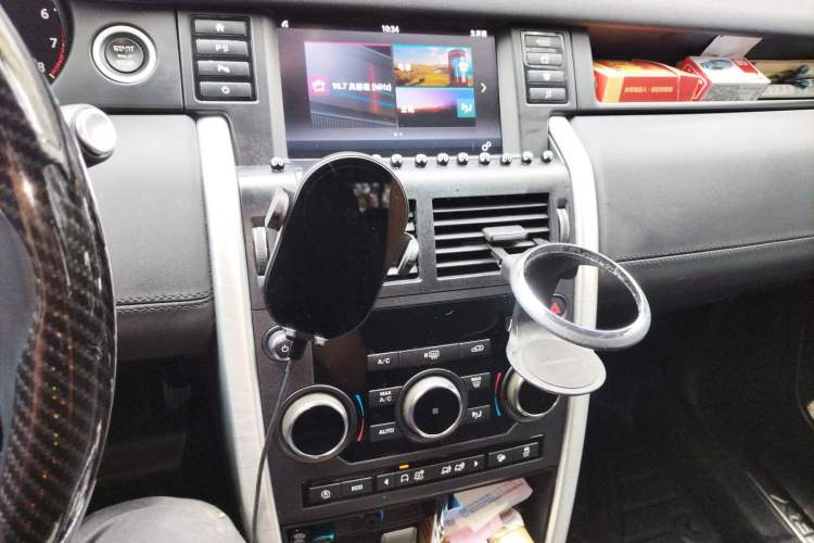 Used Land Rover Discovery Sport 2018 240 PS SE Version Audio And AC Panel