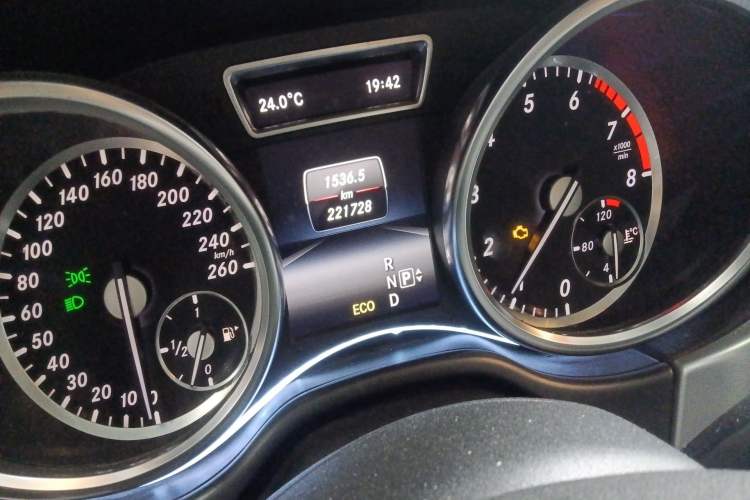 Used Mercedes-Benz M-Class 2014 ML 320 4MATIC Odometer Close Up