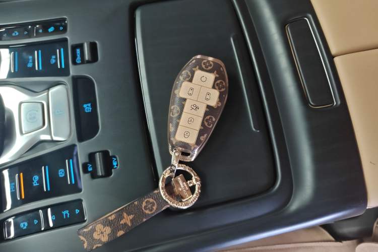 Used Denza D9 2025 DM-i Intelligent Drive 1020 Four-Wheel Drive Prestige Model