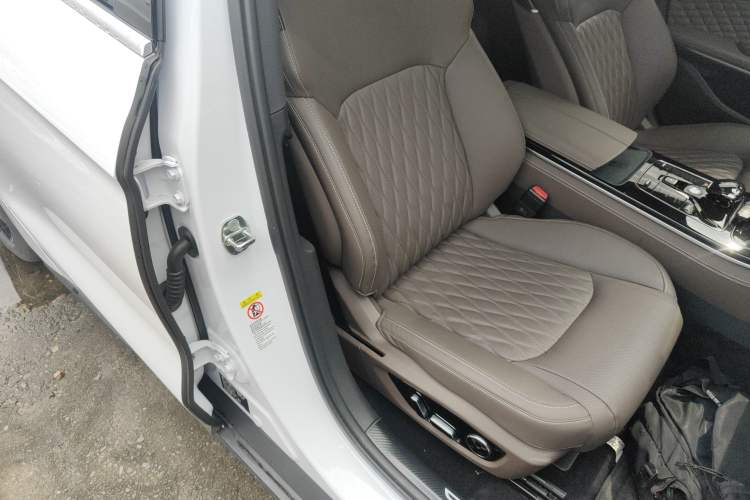 Used BYD Han 2023 EV Champion Edition 715KM Front-Drive Prestige Model Right Front Seat