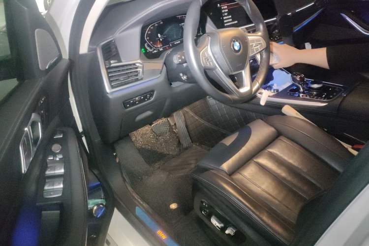 Used BMW X7 2021 Facelifted xDrive40i Luxury Package with Leading Features Driver Seat