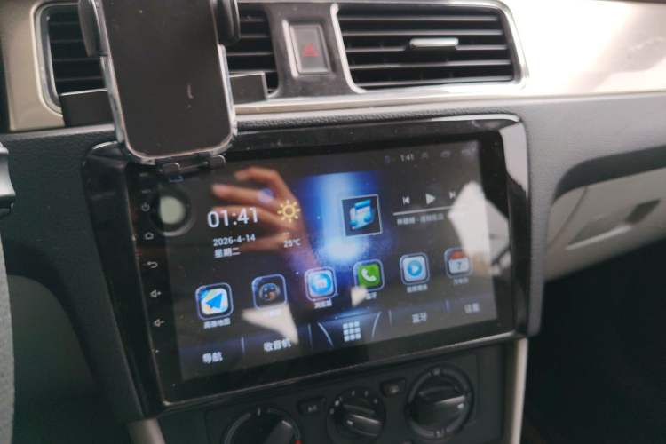 Used Skoda Rapid 2016 1.6L Manual Trend Edition Audio And AC Panel