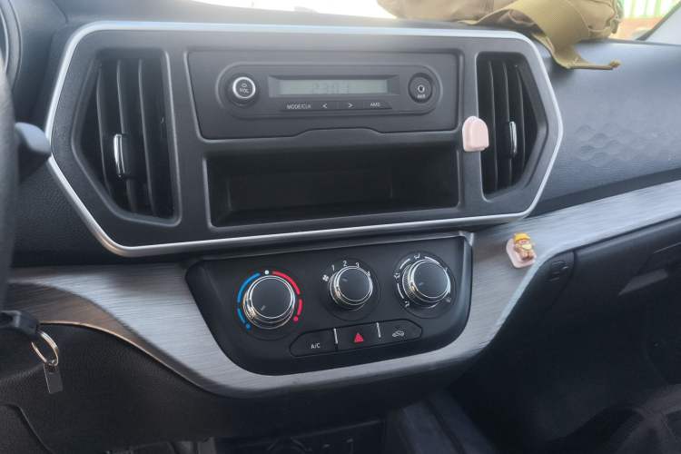 Used CHANGAN KAICHENG Ruixing M60 2023 1.5L GDI Comfort-Class Passenger Vehicle 6/7 Seats Audio And AC Panel