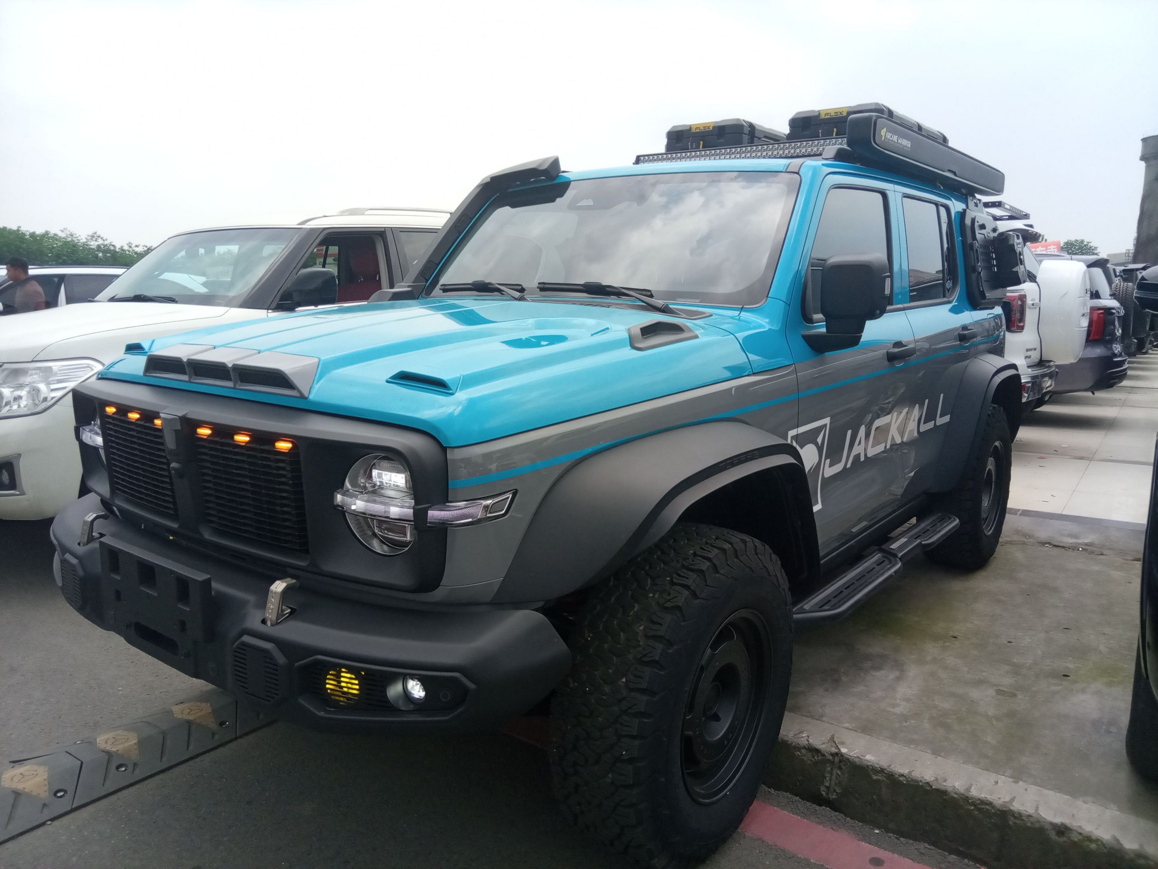 تحت مقدمة السيارة