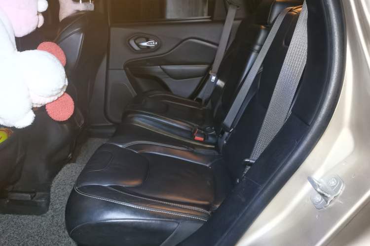 Used Jeep Cherokee 2014 2.4L Luxury Edition Left Rear Seat