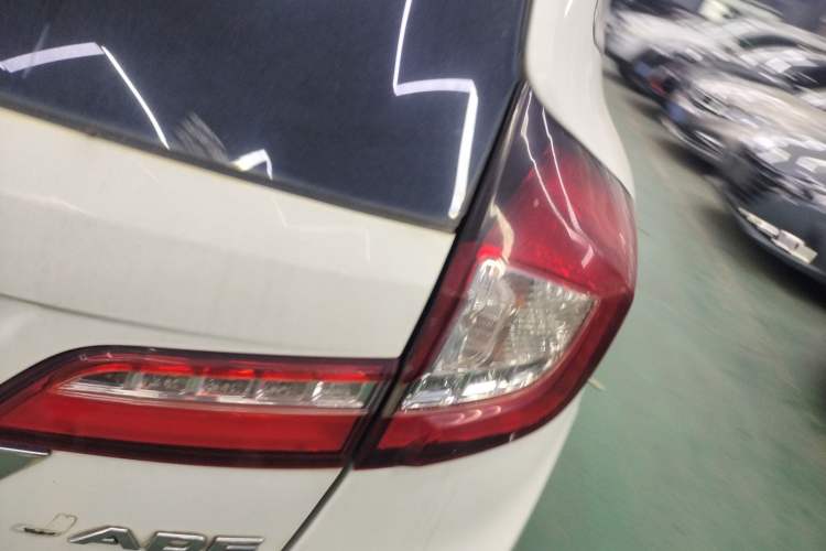 Used Honda Jade 2014 1.8L Automatic Comfort Elite Version 5 Seats Exterior 3