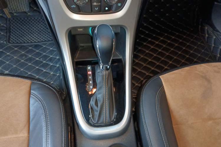 Used Buick GT 2014 XT 1.6L Automatic Fashion Edition Gear Lever