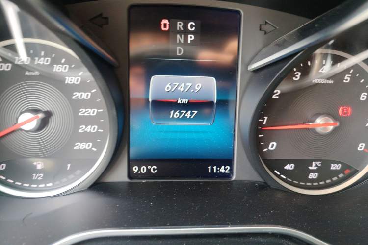 Used Mercedes-Benz V-Class 2022 V 260 L Long-wheelbase Luxury Edition Odometer Close Up