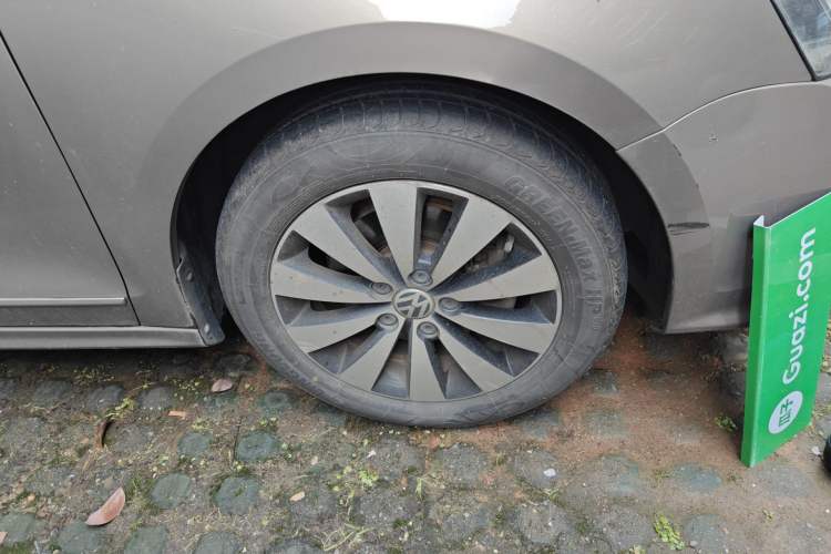 Used Volkswagen Sagitar 2017 180TSI Automatic Luxury Edition Right Front Wheel Hub