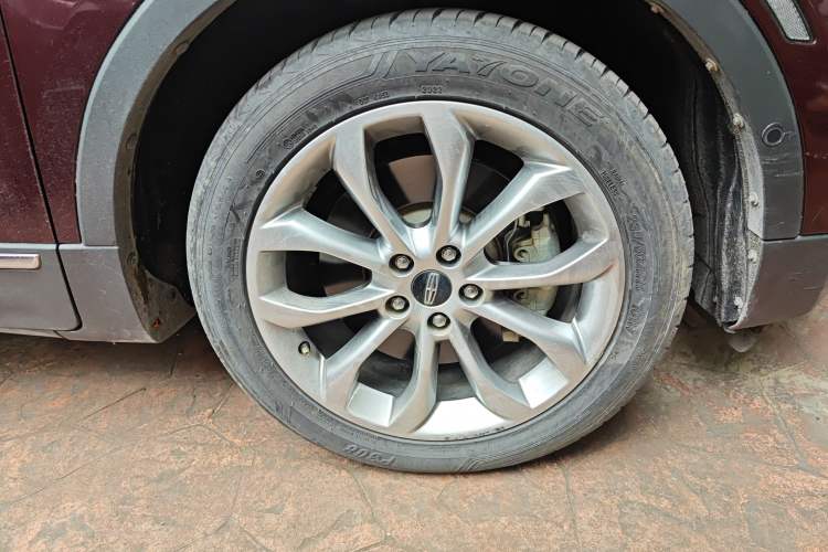 Used Lincoln MKC 2014 2.0T Two-Wheel-Drive Luxury Edition Right Front Wheel Hub