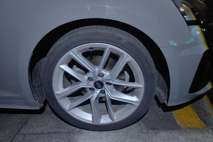 Used Audi A5 2022 Sportback 40 TFSI Stylish and Elegant Model Right Front Wheel Hub