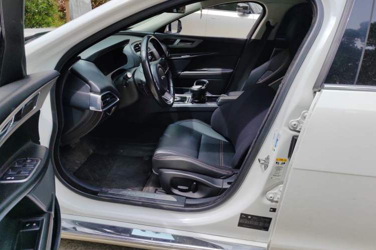 Used Jaguar XEL 2019 2.0T 200 PS Deluxe Edition Left Front Seat