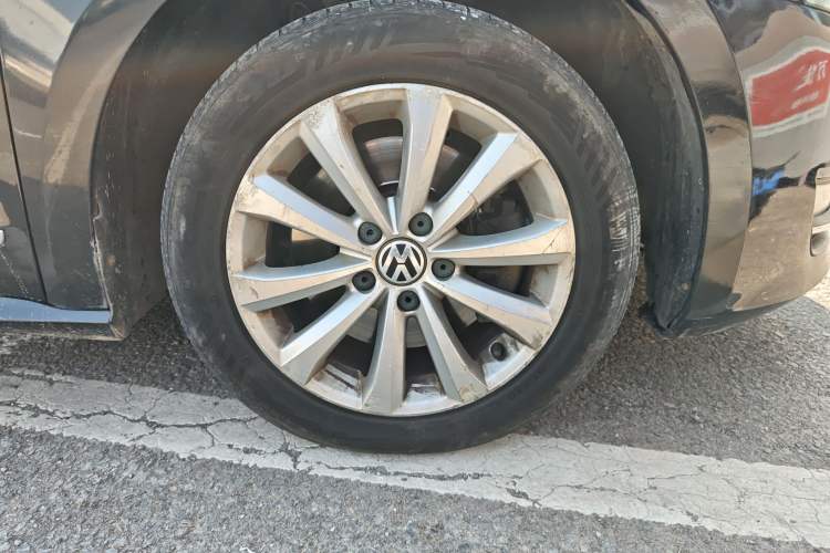 Used Volkswagen Passat 2015 1.4TSI DSG Prestige Edition Right Front Wheel Hub