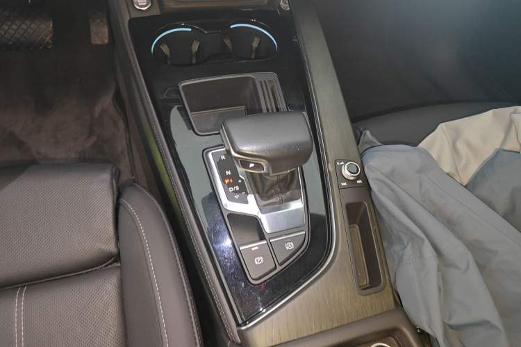 Used Audi A4L 2023 40 TFSI Luxury Dynamic Model Gear Lever