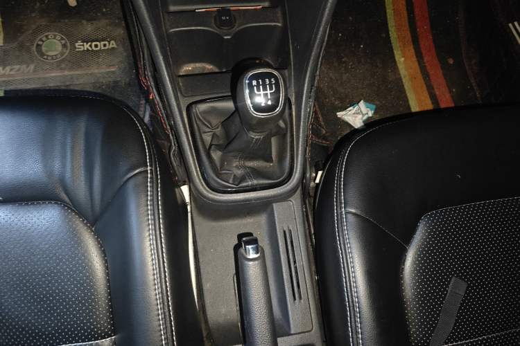 Used Skoda Rapid 2018 1.6L Manual Standard Edition Gear Lever