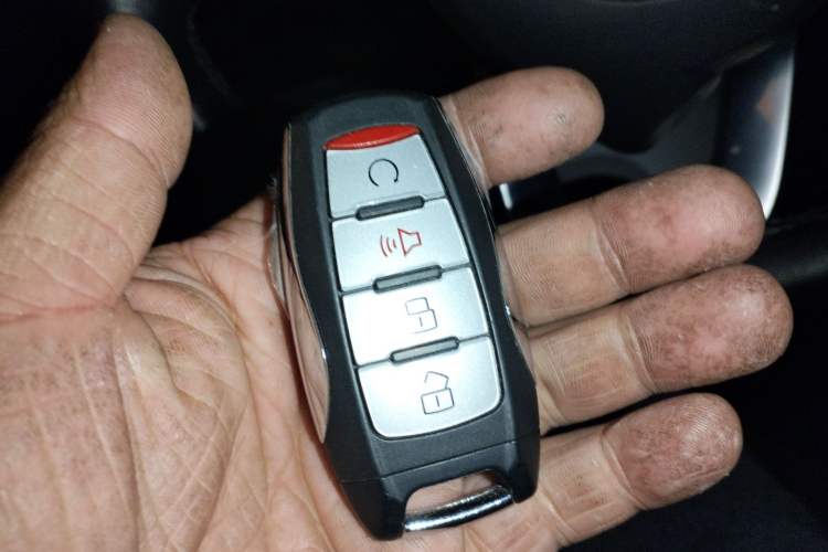 Used Great Wall Poer 2024 2.4T Passenger Version Automatic Diesel 4x4 Comfort Trim Vehicle Key