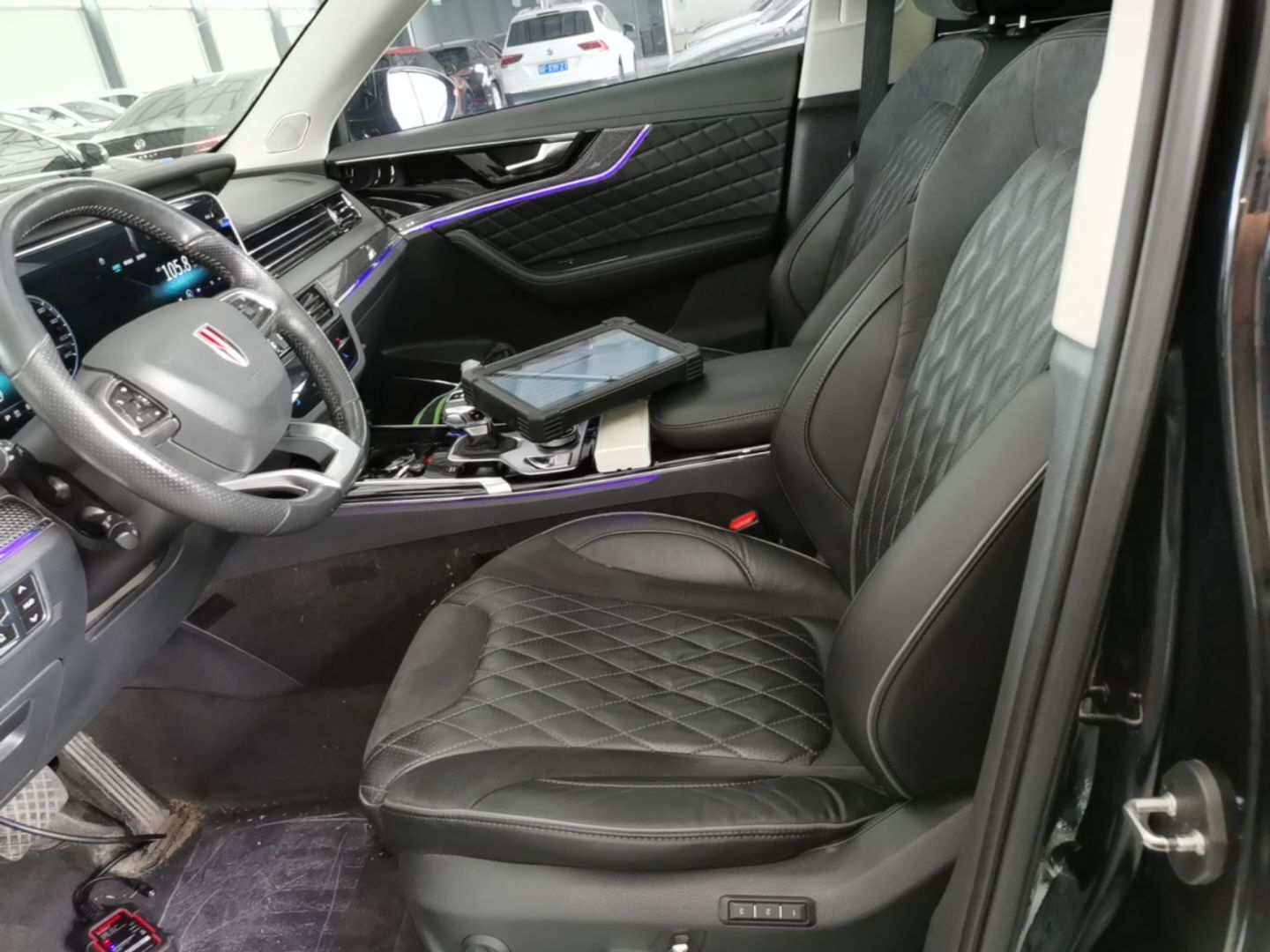 المقاعد الأمامية داخل السيارة