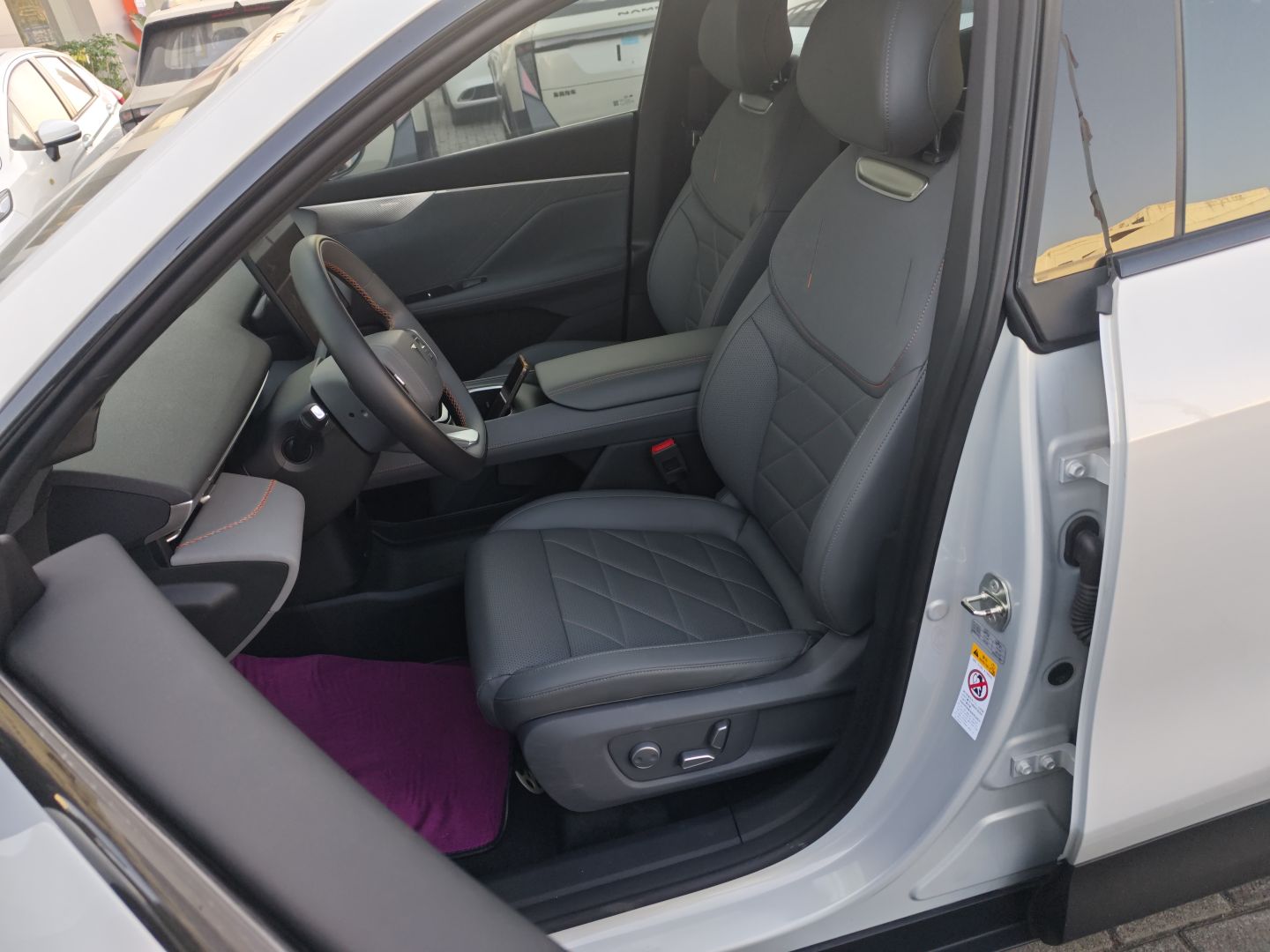 المقاعد الأمامية داخل السيارة