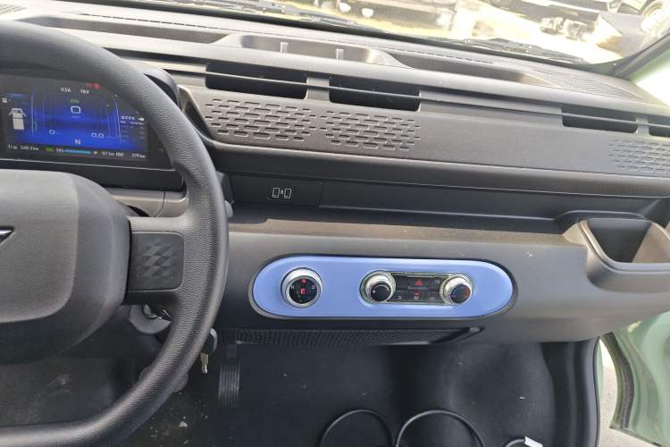 Used REACH MINI Truck 2023 140km Long Wheelbase Van Ambition Version Audio And AC Panel