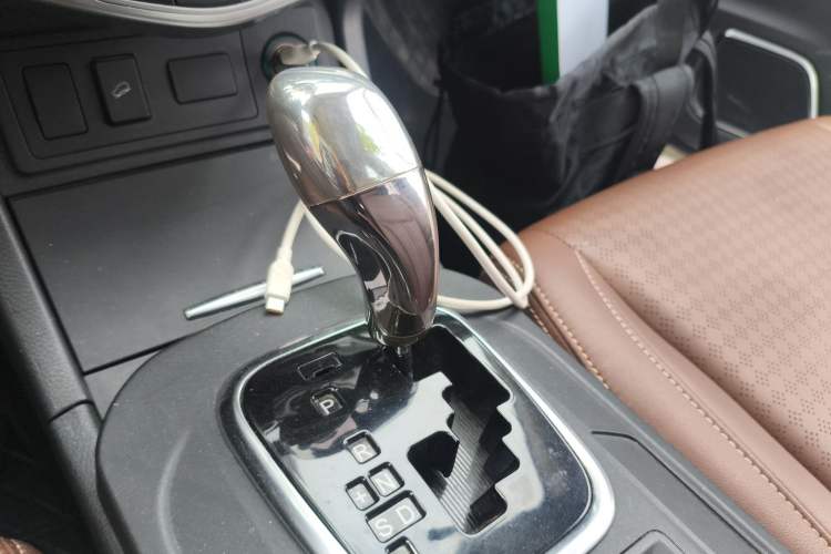 Used BYD S7 2016 2.0T Automatic Prestige Plus Gear Lever