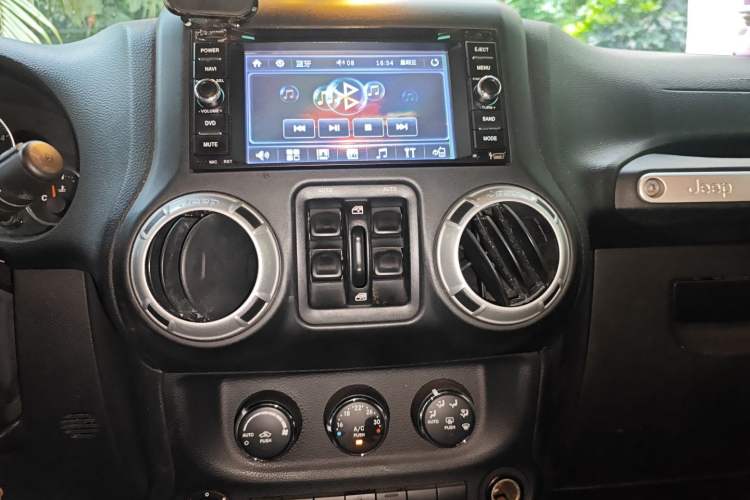 Used Jeep Wrangler 2014 2.8TD Sahara Four-Door Edition Audio And AC Panel