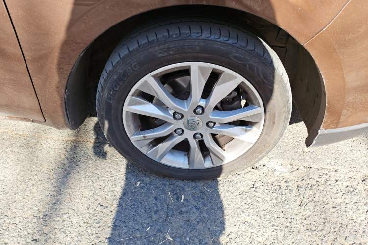 Used Baojun 730 2016 Revised Version 1.5L Manual Standard Model 5 Seats Right Front Wheel Hub