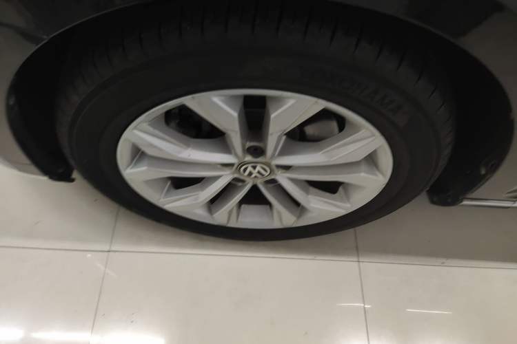 Used Volkswagen Magotan 2019 330TSI DSG Luxury Version China VI Standard Left Front Wheel Hub