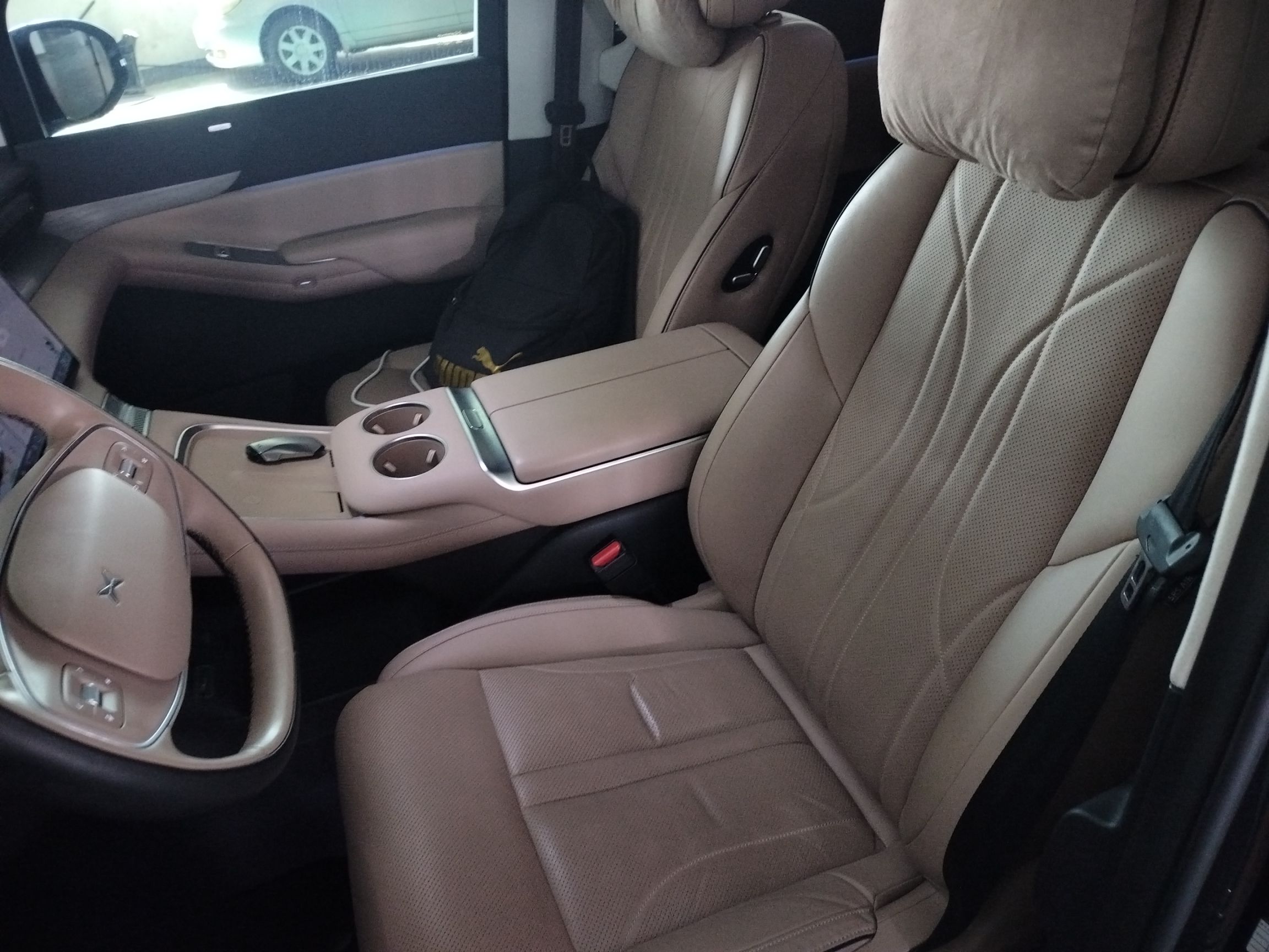 Переднее сиденье в автомобиле