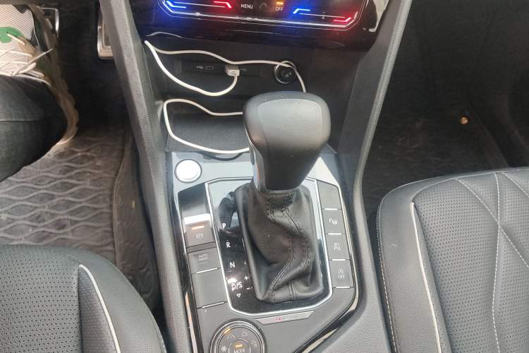 Used Volkswagen Tiguan L 2022 380TSI Automatic All-Wheel Drive R-Line Enhanced Comfort 7-Seater Gear Lever