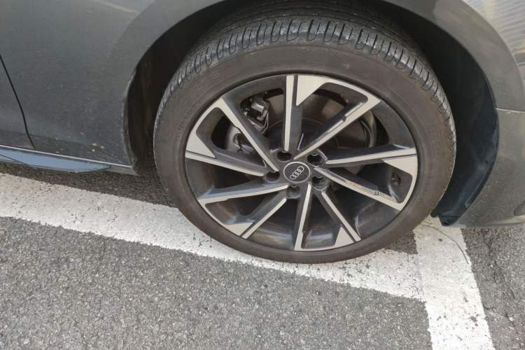 Used Audi A4L 2023 40 TFSI Luxury Dynamic Model Right Front Wheel Hub