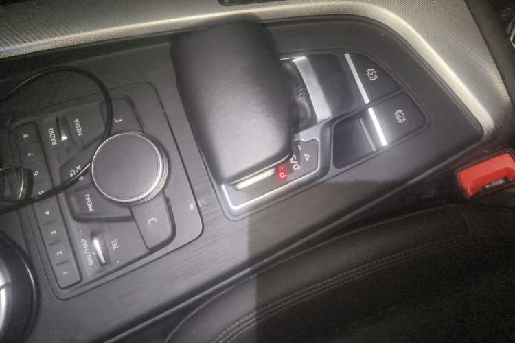 Used Audi A5 2019 Coupe 40 TFSI Fashion Edition China V Emission Standard Gear Lever