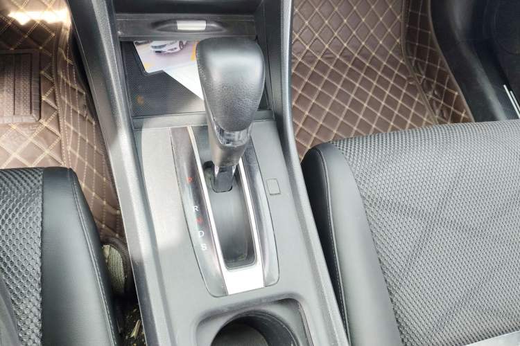 Used Honda Jade 2016 1.8L Automatic Comfort Version 5 Seats Gear Lever