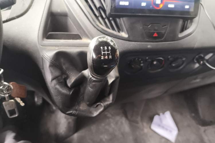 Used Ford Transit 2017 2.0T Diesel Multi-Purpose Commercial Vehicle Short Wheelbase Low Roof China IV Standard
