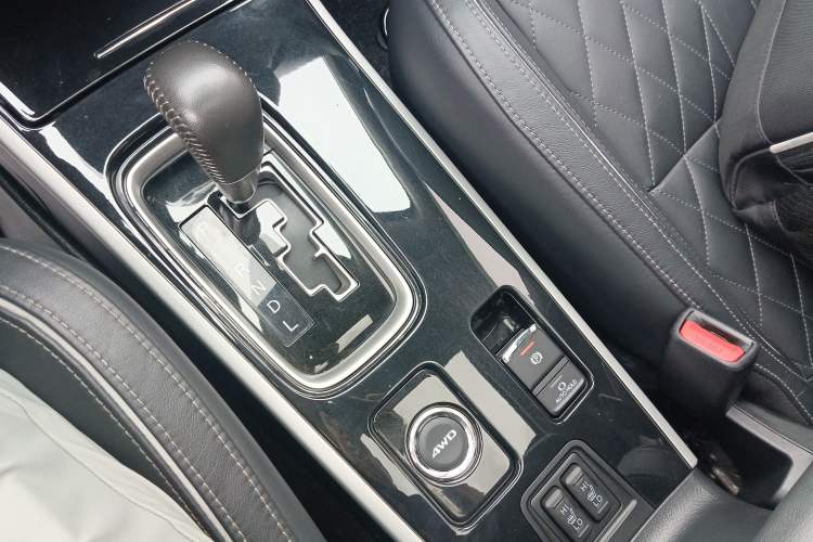 Used Mitsubishi Outlander 2020 2.4L 4x4 Zhi Xiang Edition 5 Seats Gear Lever