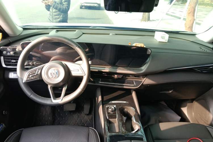 Used Buick Envision 2025 Encore Plus 28T Two-Wheel-Drive Platinum Edition
