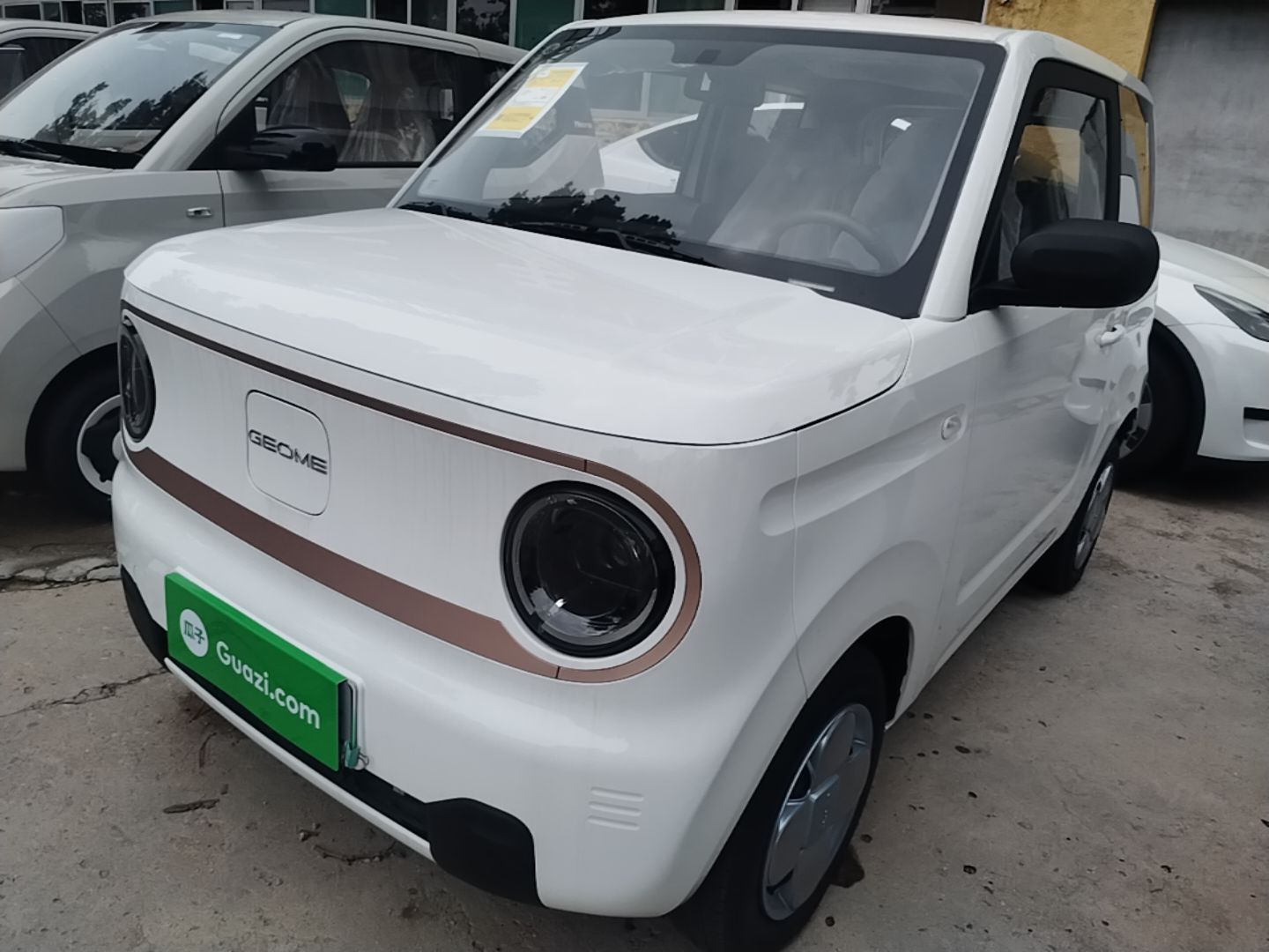 Unter der Vorderseite des Autos