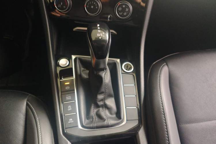 Used Volkswagen Sagitar 2021 200TSI DSG Excellence Edition Gear Lever